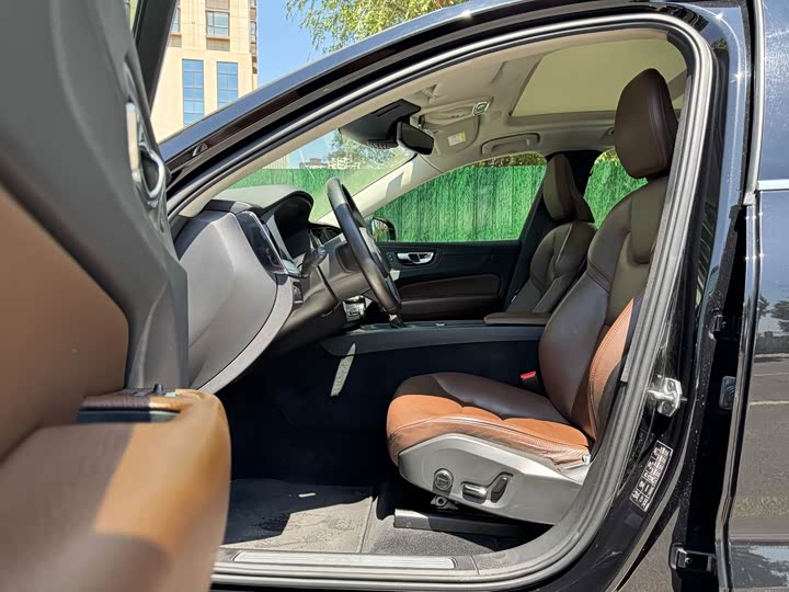 Volvo XC60 2019 T 5 4 WD VI — фото 4