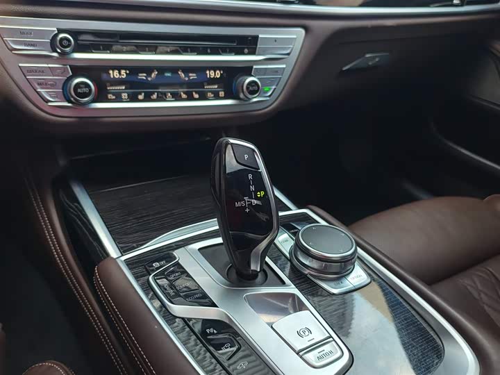 BMW 7-Series 2016 740 Li Leading — фото 15
