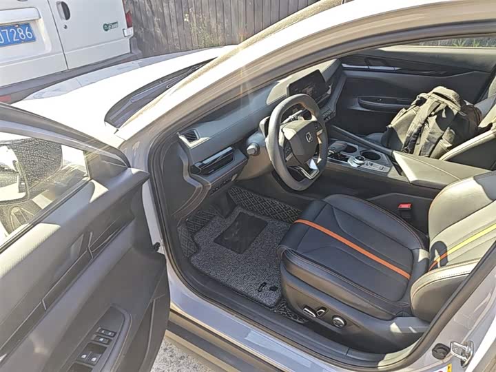 Changan UNI-V 2024 1.5 T Premium — фото 16