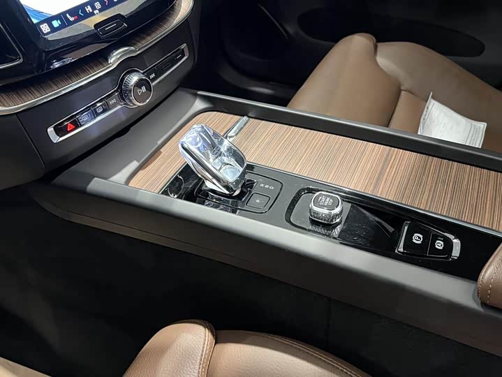Volvo XC60 2025 B 5 4 WD — фото 10