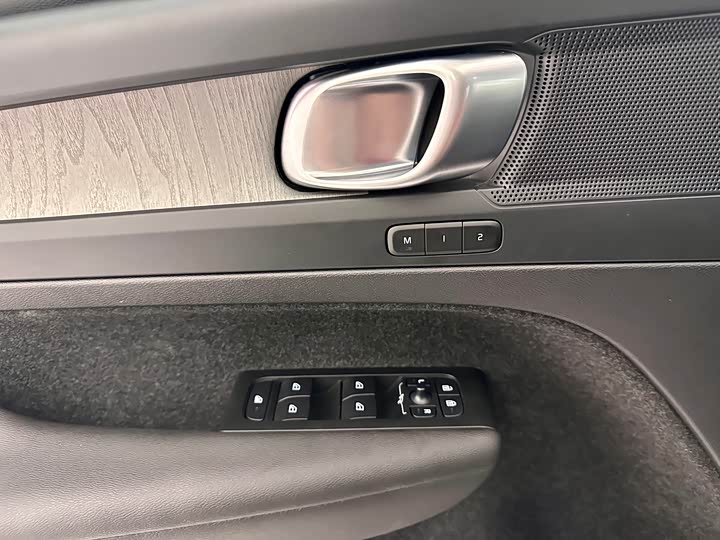 Volvo XC40 2025 B 4 WD — фото 12