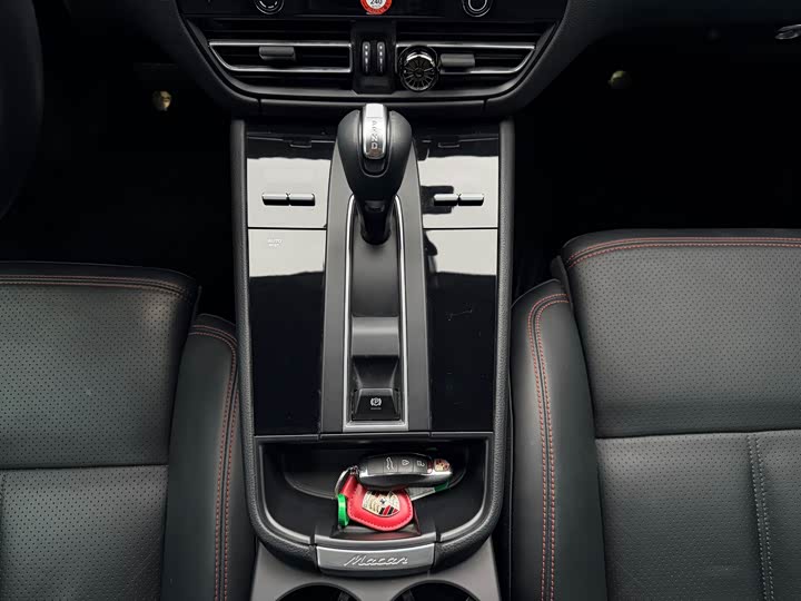 Porsche Macan 2022 Macan 2.0 T — фото 9