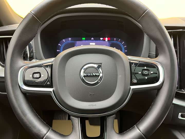 Volvo XC60 2023 B 5 4 WD — фото 11