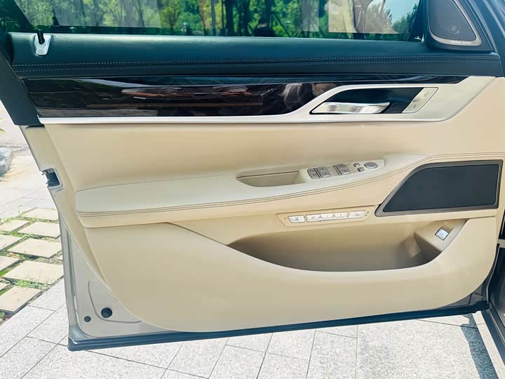 BMW 7 Series 750Li xDrive — фото 6