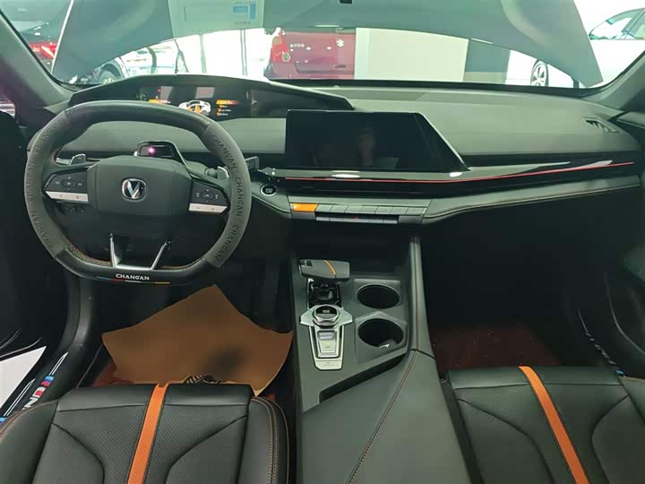 Changan UNI-V 2024 1.5 T Premium — фото 12