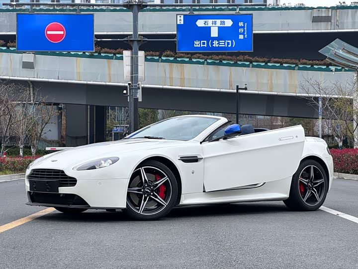 Aston Martin V8 Vantage 2017 4.7 L S — фото 1