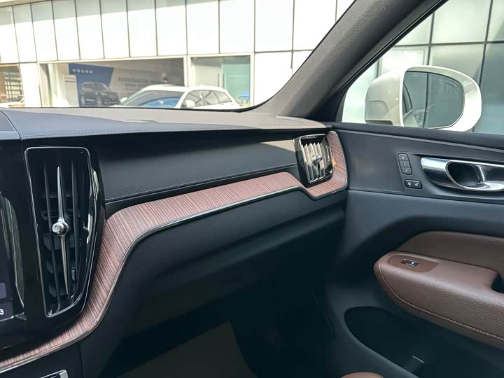 Volvo XC60 Hybrid 2022 T 8 PHEV 4 WD — фото 13