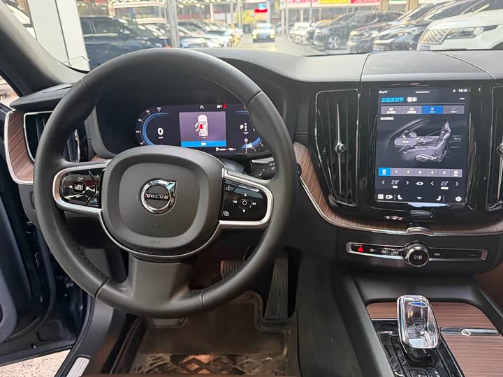 Volvo XC60 2025 B 5 4 WD — фото 13