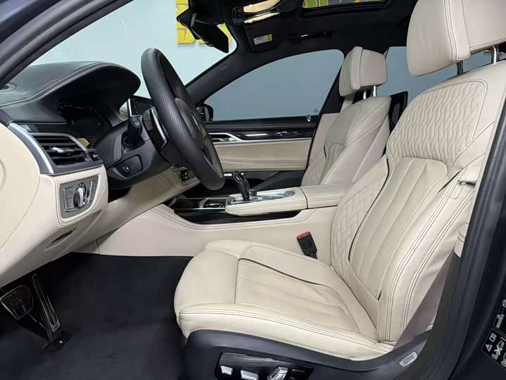 BMW 7-Series 2017 M 760 Li x Drive — фото 9