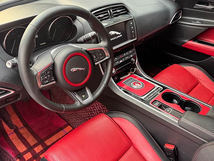Jaguar XE 2015 2.0 T 200 PS R-Sport — фото 12