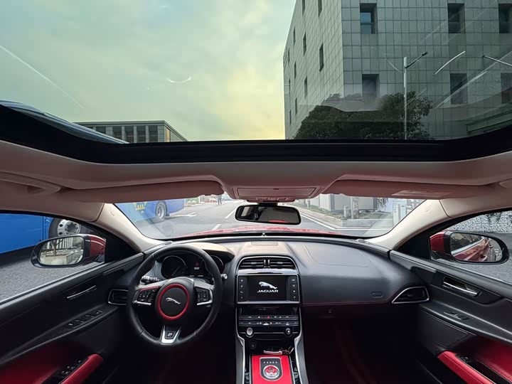 Jaguar XE 2015 2.0 T 200 PS R-Sport — фото 17