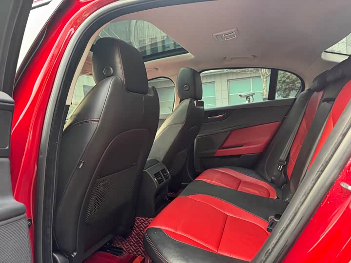 Jaguar XE 2015 2.0 T 200 PS R-Sport — фото 15
