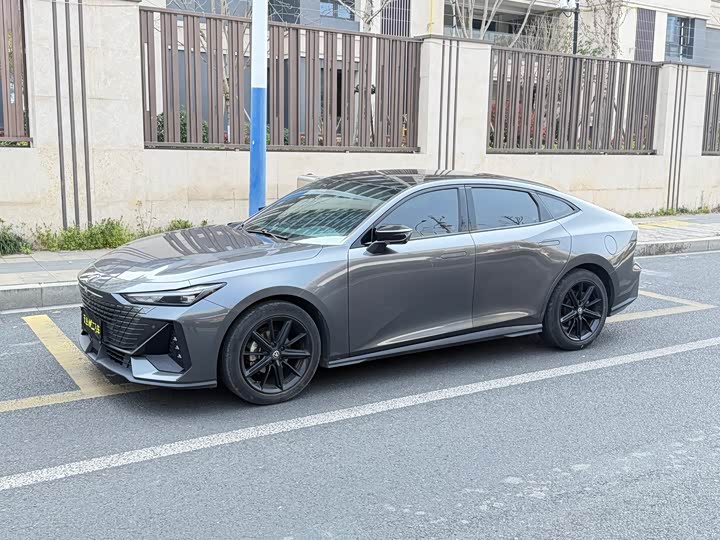 Changan UNI-V 2023 1.5 T Premium — фото 3