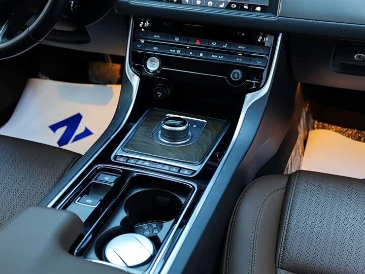 Jaguar XFL 2018 XFL 2.0 T 250 PS — фото 21