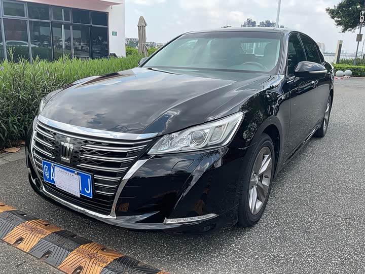 Toyota Crown — фото 1