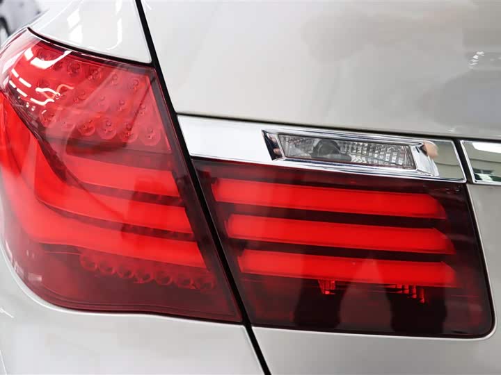 BMW 7 Series 730Li — фото 17