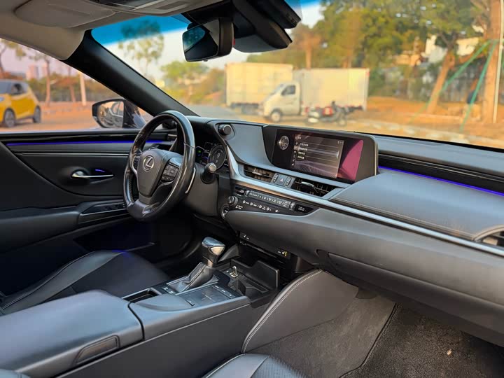 Lexus ES 300h экселленс V — фото 13