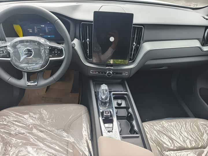 Volvo XC60 2026 B 5 4 WD — фото 11