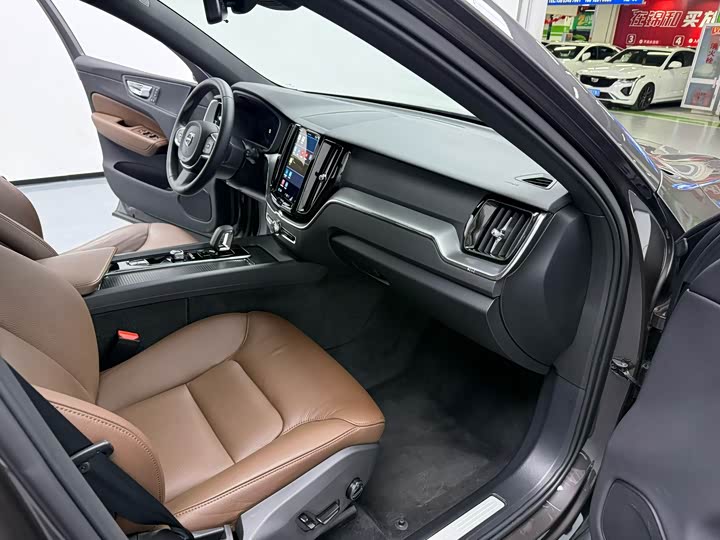 Volvo XC60 2025 B 5 4 WD — фото 6
