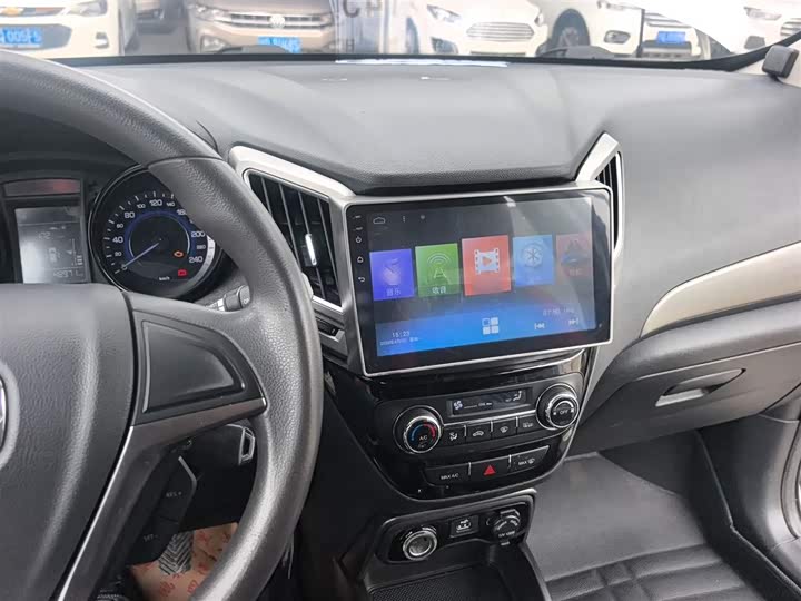 Changan CS15 2016 1.5 L MT — фото 10