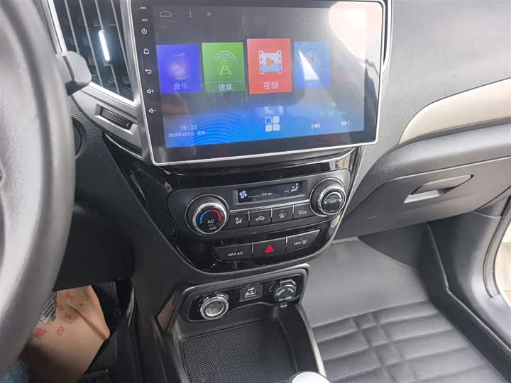 Changan CS15 2016 1.5 L MT — фото 13