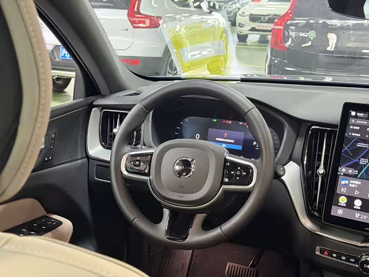 Volvo XC60 2026 B 5 4 WD — фото 12