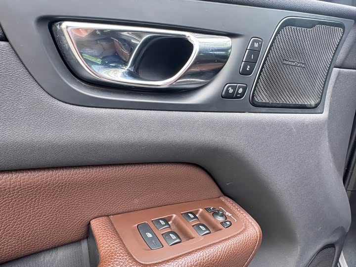 Volvo XC60 2021 T 5 4 WD — фото 9