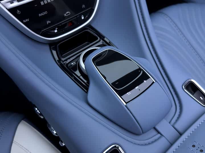 Aston Martin DB11 2023 4.0 T V 8 Volante — фото 24