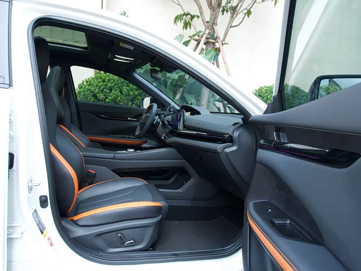 Changan UNI-V 2023 1.5 T Premium — фото 12