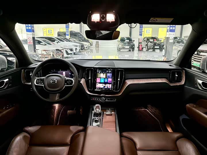 Volvo XC60 2023 B 5 4 WD — фото 4