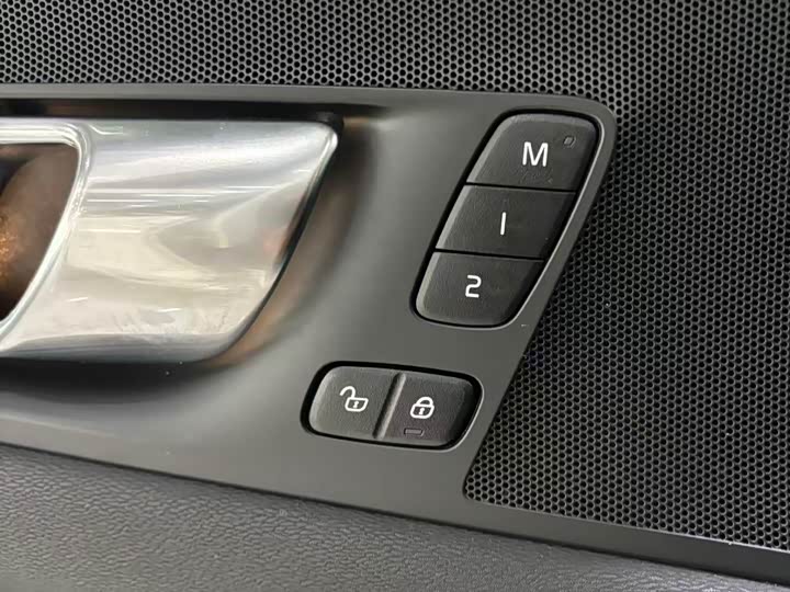 Volvo XC60 2023 B 5 4 WD — фото 11