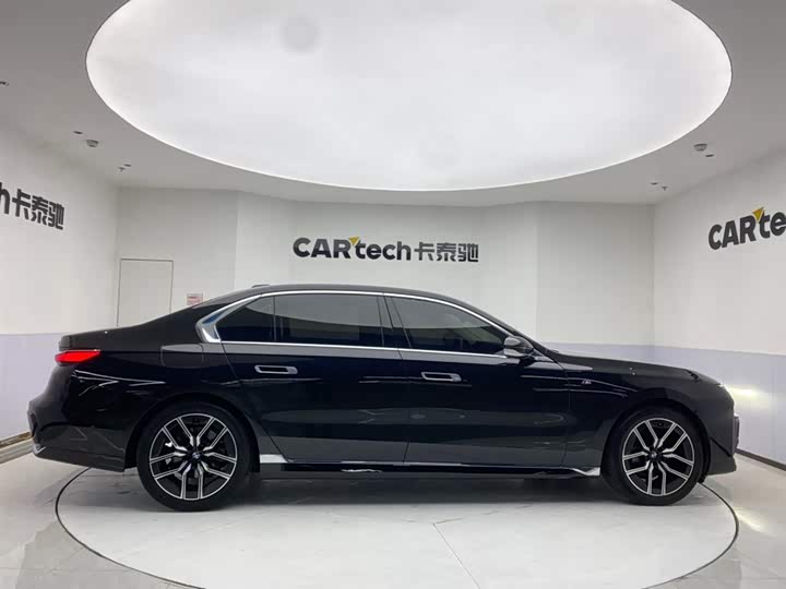 BMW 7-Series 2023 735 Li M — фото 4