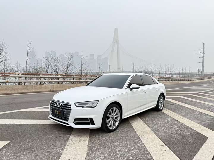 Audi A4L 2018 30 40 TFSI — фото 1