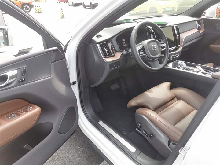 Volvo XC60 2025 B 5 4 WD — фото 16