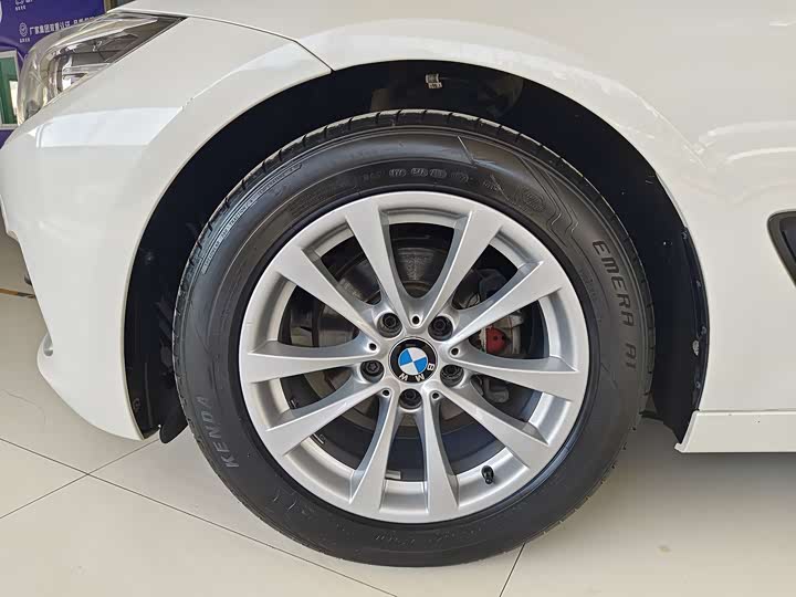 BMW 3-Series 2016 320i — фото 18