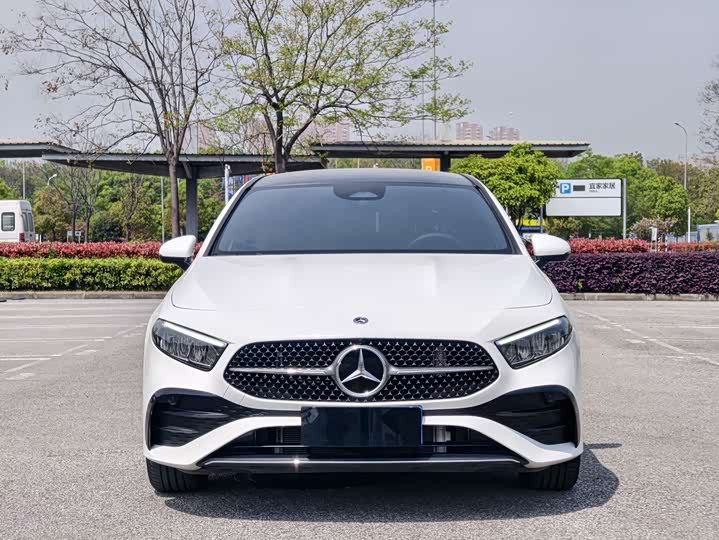 Mercedes-Benz A-Class 2023 A 180 L — фото 2