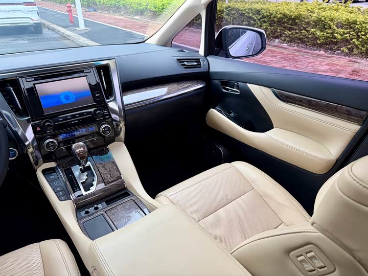 Toyota Alphard — фото 28