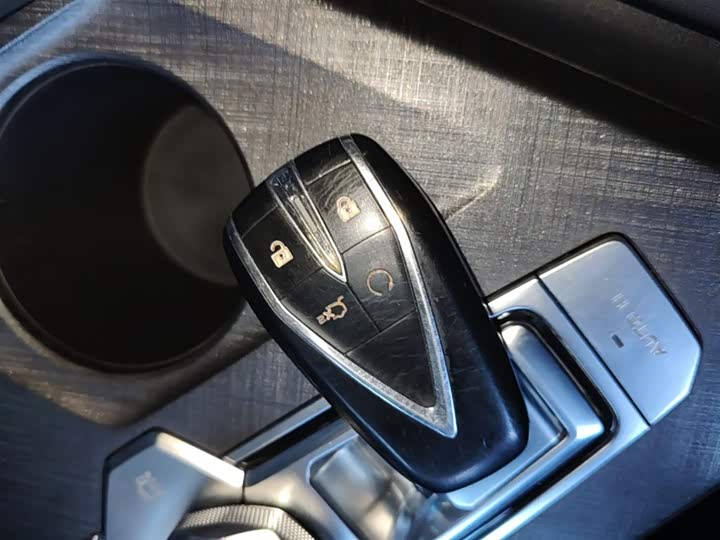 Changan UNI-V 2023 1.5 T Premium — фото 9