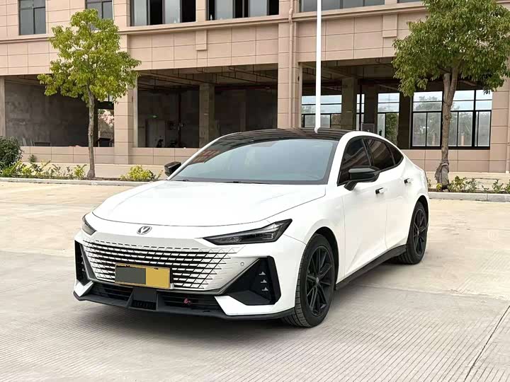 Changan UNI-V 2022 1.5 T Premium — фото 1