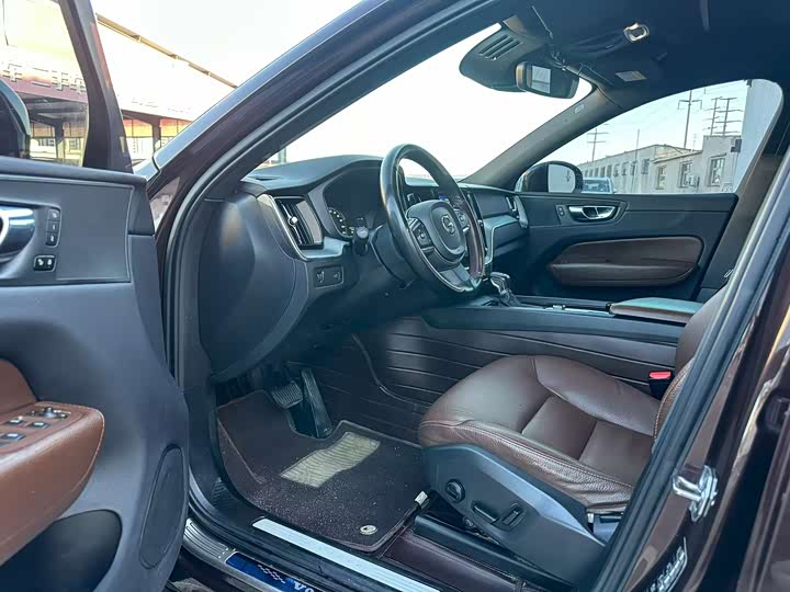 Volvo XC60 2021 T 5 4 WD — фото 4