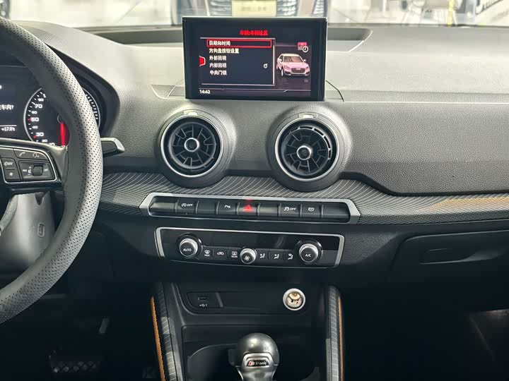 Audi Q2L 2020 35 TFSI — фото 11