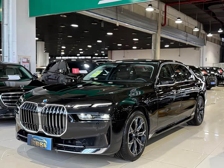 BMW 7-Series 2023 735 Li