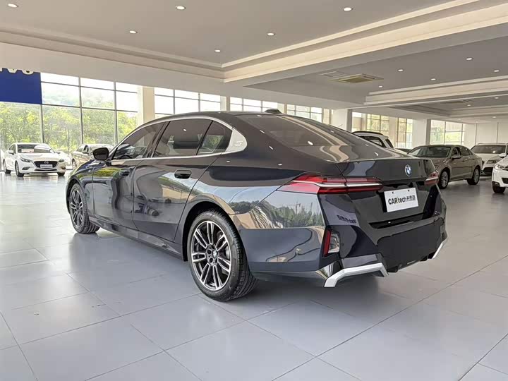 BMW 5-Series 2025 530 Li Leading M — фото 6