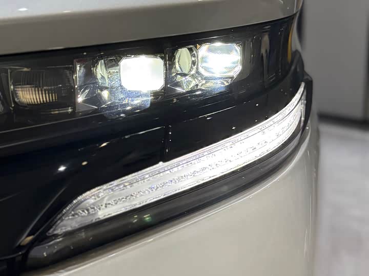 Toyota Vellfire — фото 14