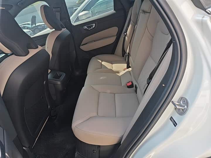 Volvo XC60 2026 B 5 4 WD — фото 24
