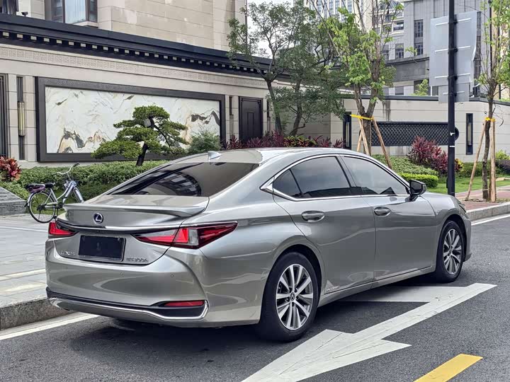 Lexus ES 2020 300h — фото 9