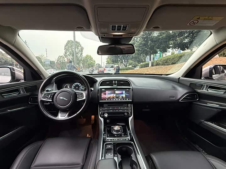 Jaguar XEL 2018 2.0 T 250 PS — фото 7