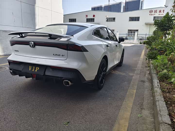 Changan UNI-V 2022 1.5 T Premium — фото 14