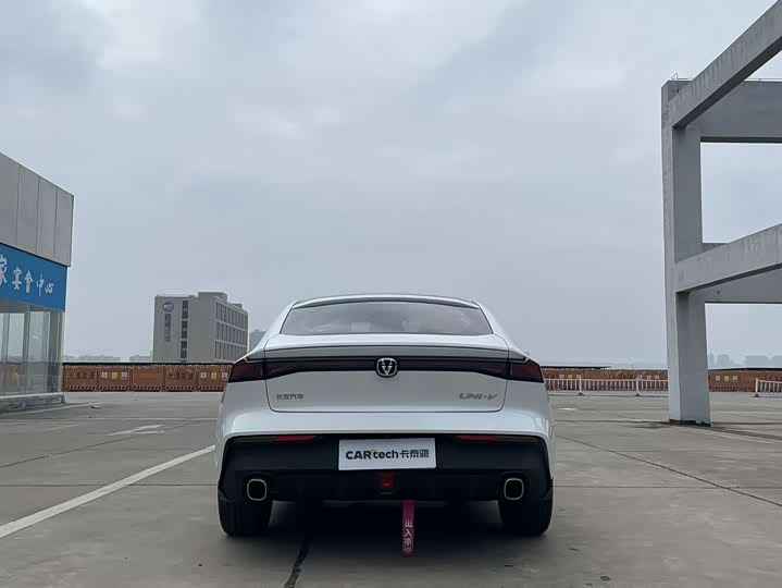 Changan UNI-V 2022 1.5 T Premium — фото 8