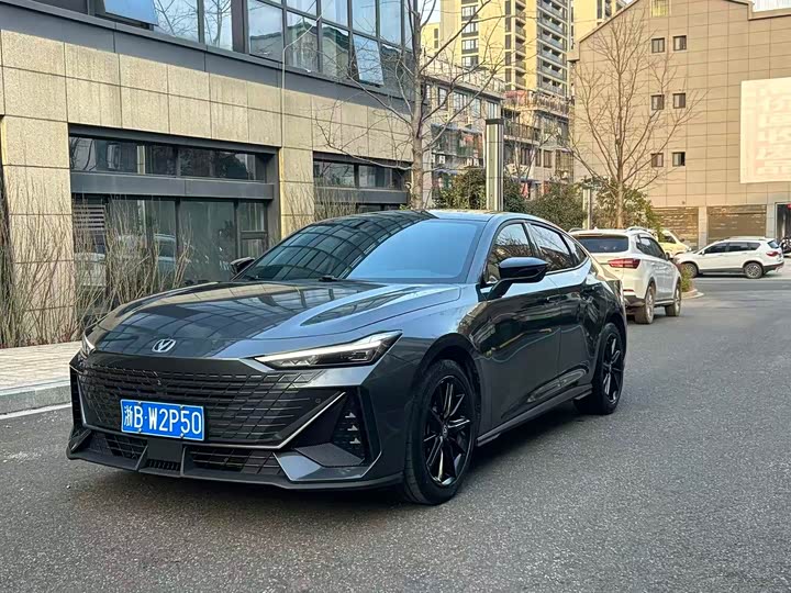 Changan UNI-V 2023 1.5 T Premium — фото 1